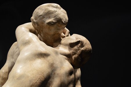 Art kiss sculpture