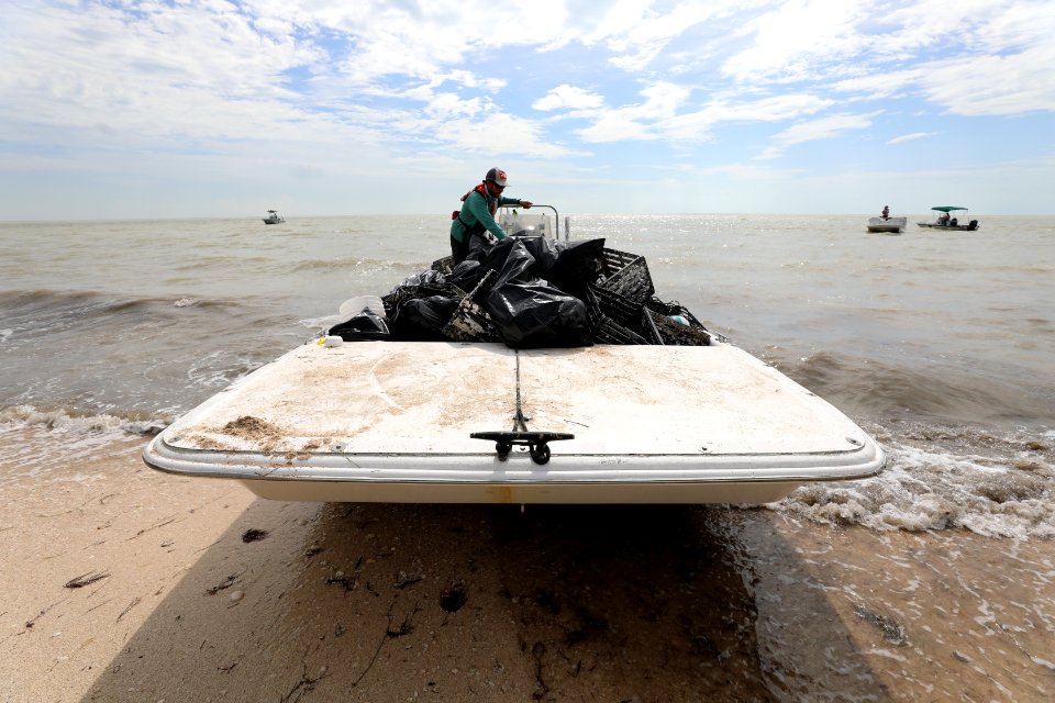 NPSPhoto M.Collier 2019 CS BeachClean MidCape TrashPickup (2)