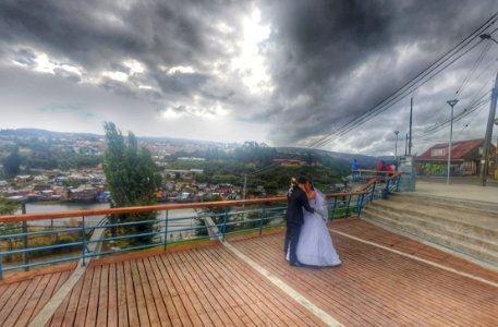Recién casados, en mirador frente a palafitos de Castro - Chiloé - Chile
