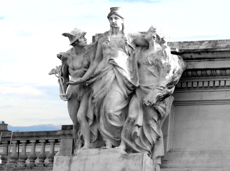 Piazza Colonna Roma Italy - Creative Commons by gnuckx