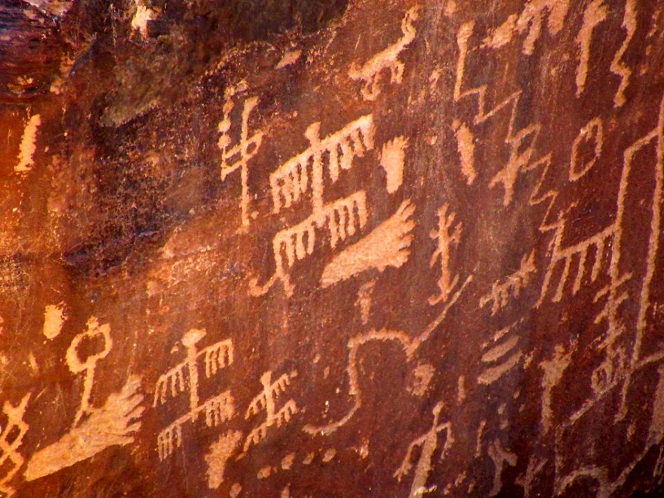 Newspaper Rock Petroglyphs at Petrified Forest NP in Arizona