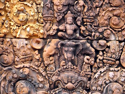 Banteay srei temple women statues