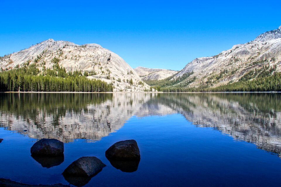Mirroring tenaya lake usa