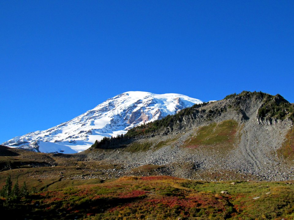 Autumn at Golden Gate Trail at Mt. Rainier NP in WA