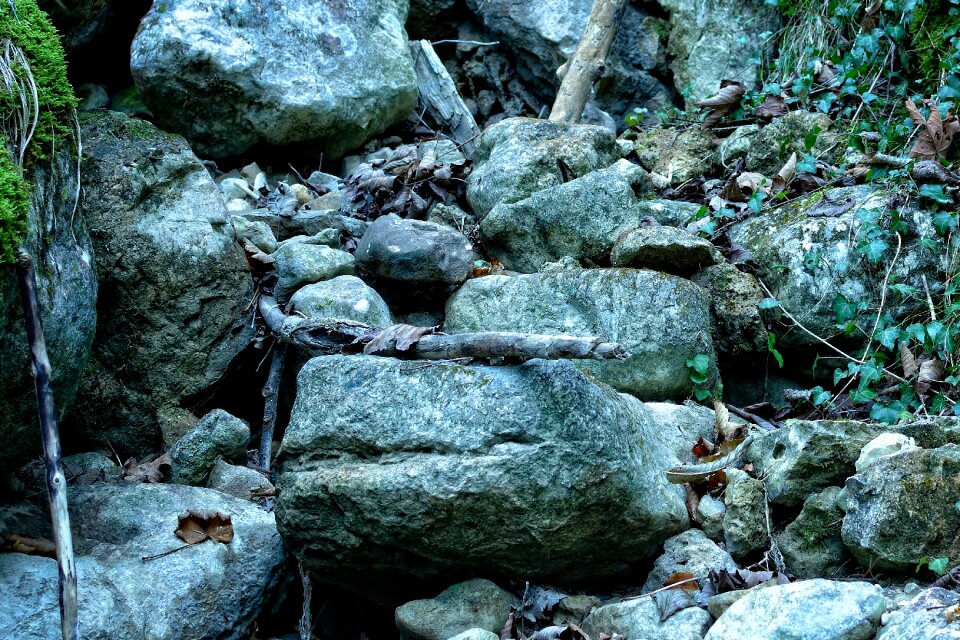 Rocks underground steinig