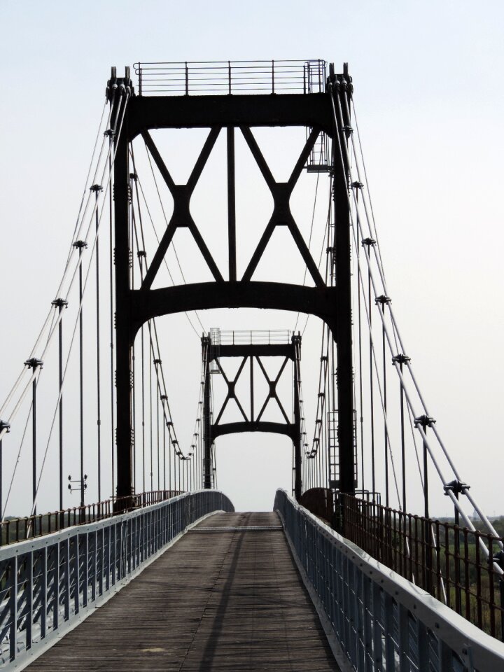 Bridge suspended architecture
