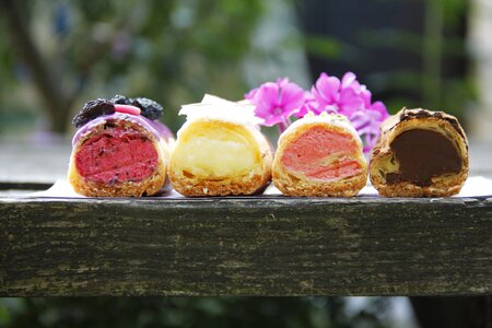 Berry eclairs coffee house