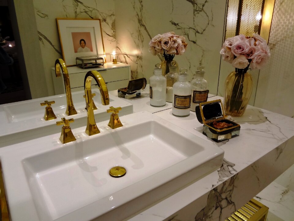 Bathroom washbasin pia