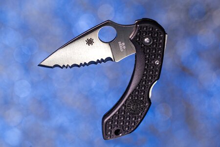 Serrated folding locking