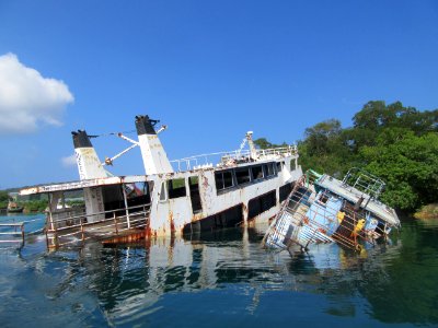 Boats damaged in Cyclone Vanuatu photo