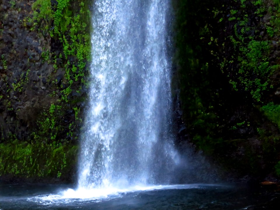 Horsetail Falls at Columbia River Gorge in Oregon
