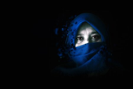 Displacement face blue