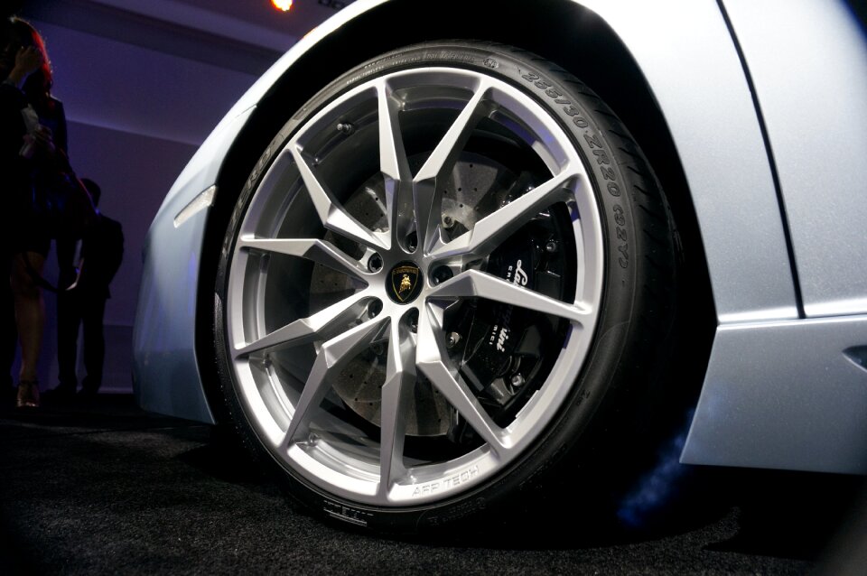 Tire lamborghini aventador