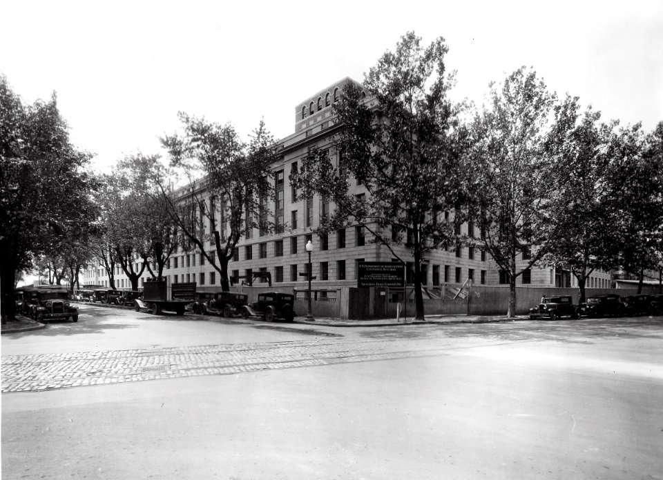 1933 (Sep 1) South Bldg, 12th and B Sts looking SW USDA Construction Photo Collection (1)