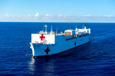 Buque hospital USNS Comfort parte de Norfolk, Virginia