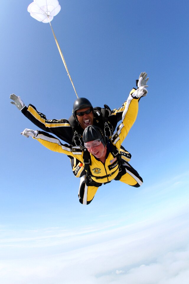 Cooperation parachute skydiving
