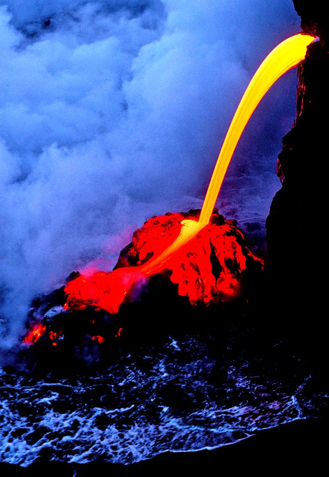 Lava fire hose (27 November 1989) (Kilauea Volcano, Hawaii Hotspot) 1