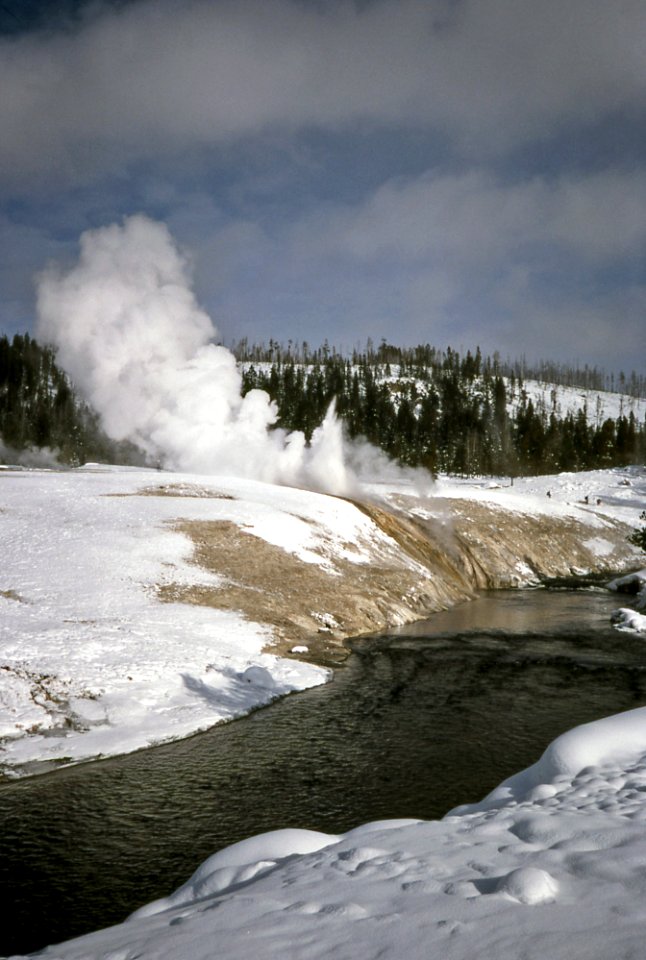 Cascade Geyser erupting (9 January 1998) 1