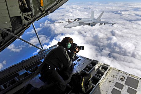 A Boeing F/A-18E "Super Hornet" from Strike Fighter Squadron (VFA) 136 'Knighthawks'