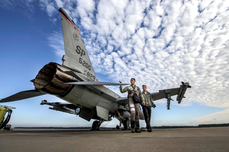 General Dynamics F-16 "Fighting Falcon" photo