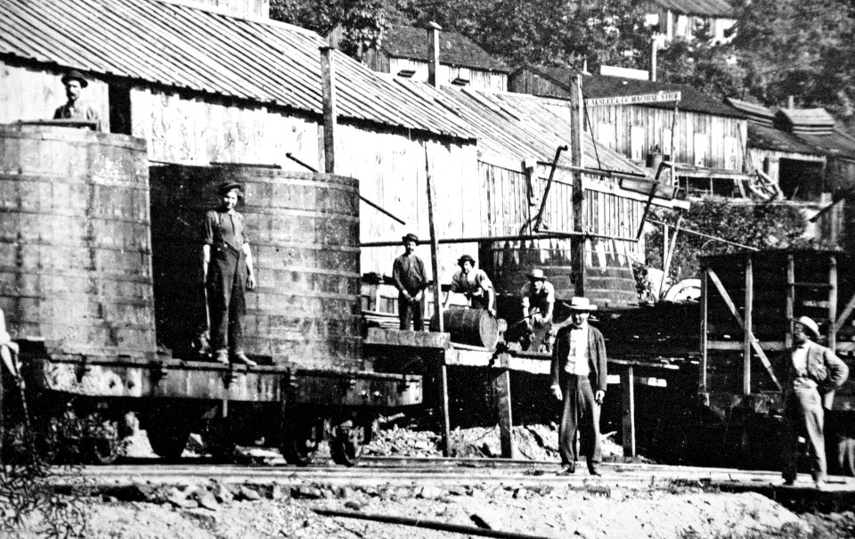 Crude oil shipped in tanks by rail