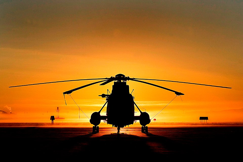 Levé du soleil alors qu’un "Sea King" avait passé la nuit sur le tarmac du 438e Escadron tactique d’hélicoptères (438 ETAH).