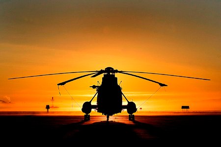 Levé du soleil alors qu’un "Sea King" avait passé la nuit sur le tarmac du 438e Escadron tactique d’hélicoptères (438 ETAH). photo