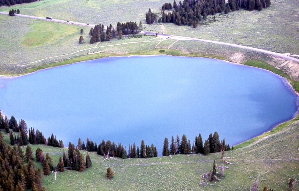 Indian Pond (hydrothermal explosion crater) (Holocene; Yellowstone, Wyoming, USA) 2