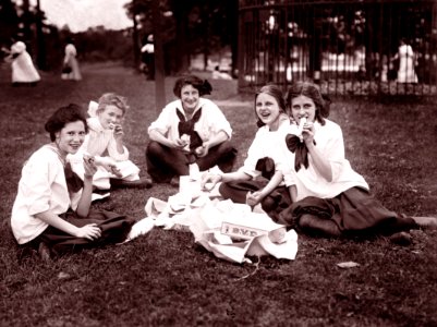 Girls picnicking in Bronx Park -- 1911 photo