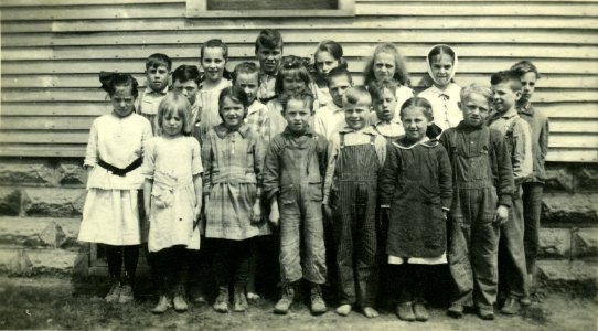 Lincoln School, including the Mathews children, 1921 photo