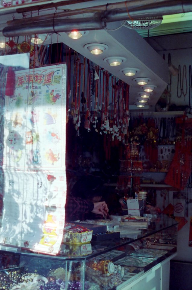 Jewelry vendor, Chinatown