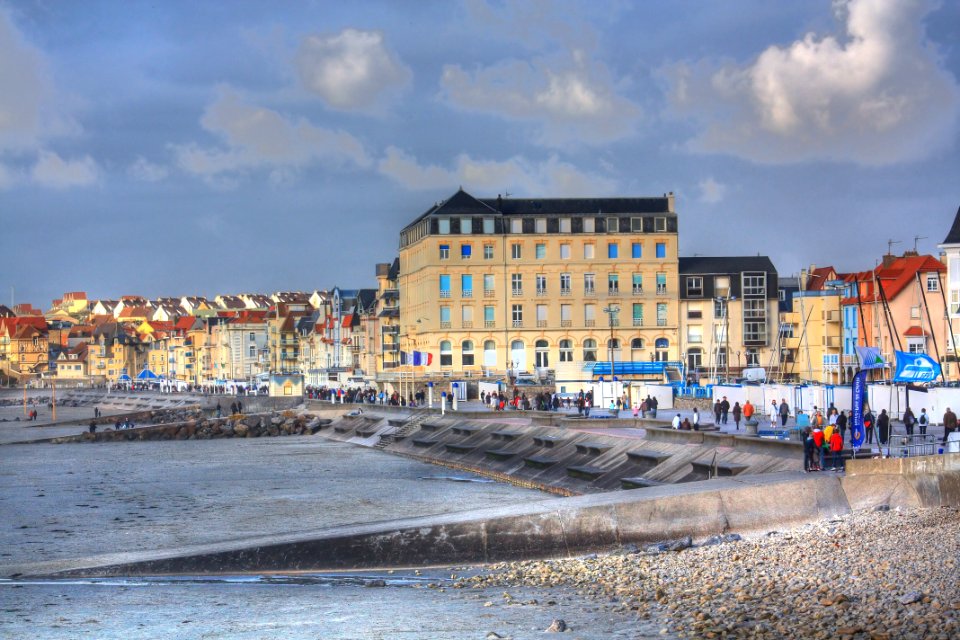 le bord de la plage de wimereux, dans le 62