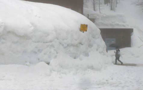 28.03.2013 Abetone / Val di Luce, 4 metri di neve nel fondovalle m.1500 slm : trincee tra muraglie di neve per collegare gli alberghi....