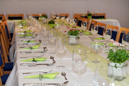 Banquet table board gedeckter table photo