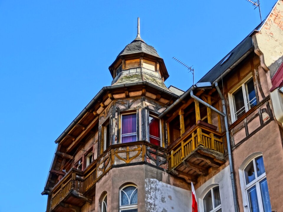 Architecture turret bay