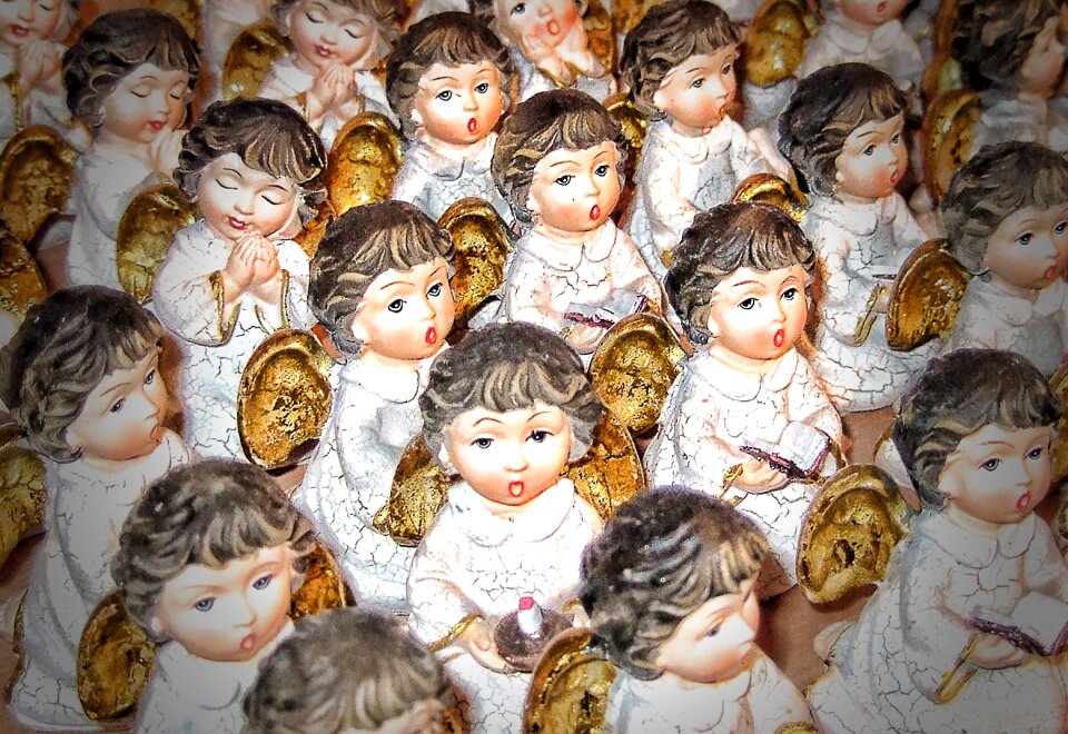 Sculpture sing little angel