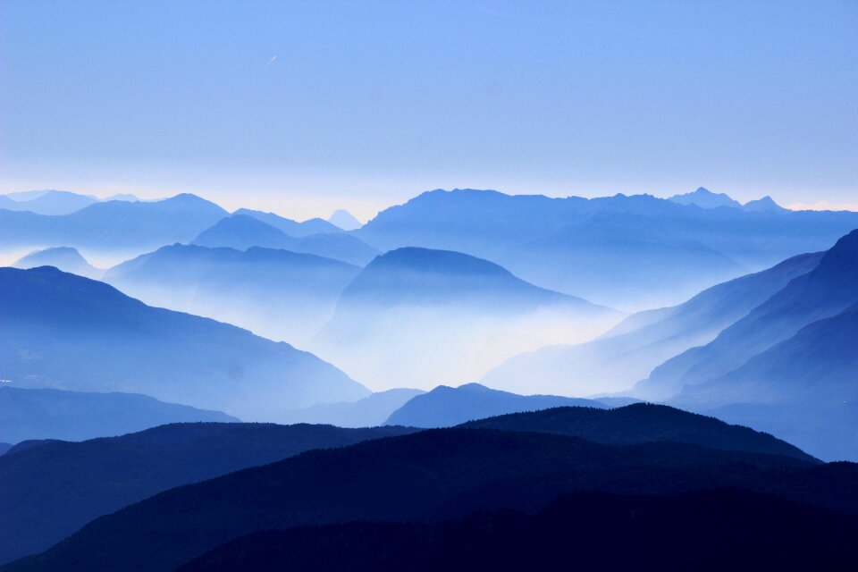 Silhouettes scene blue