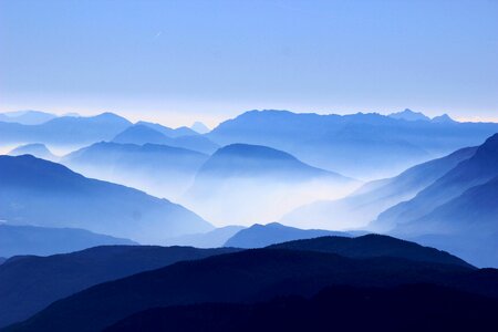 Silhouettes scene blue
