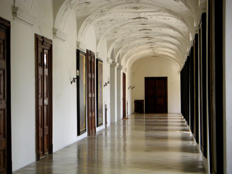 photo by Binter [Public domain] Bogengang Klostergang Stift Herzogenburg