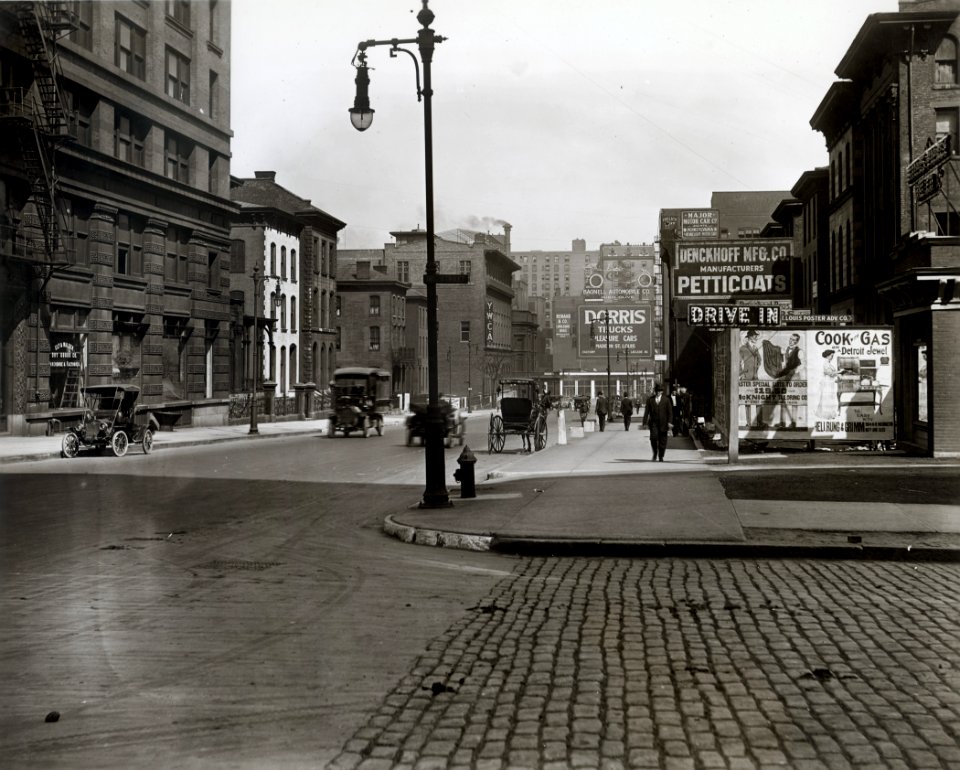 Capturing the City: Photographs from the Streets of St. Louis, 1900–1930