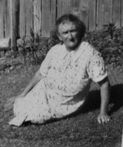 Elizabeth Baylyn 1942 photo