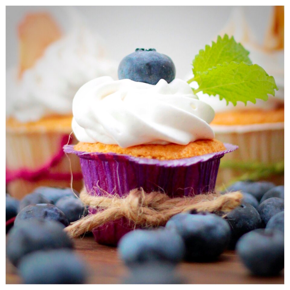 Cupcake blueberries garnish