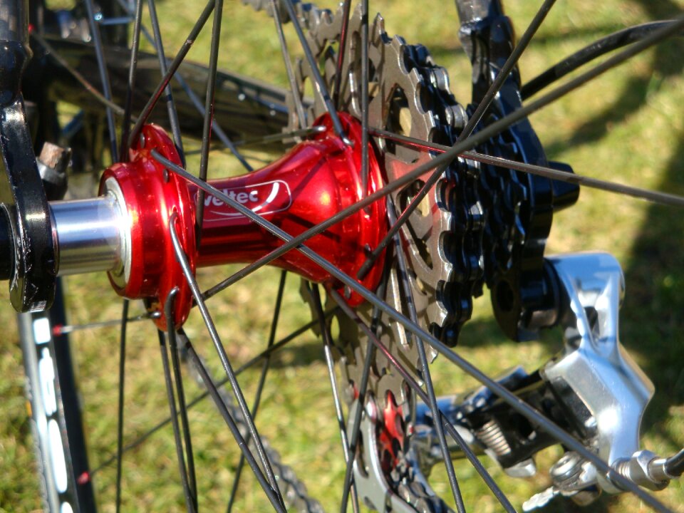 Road bike rear wheel rear axle