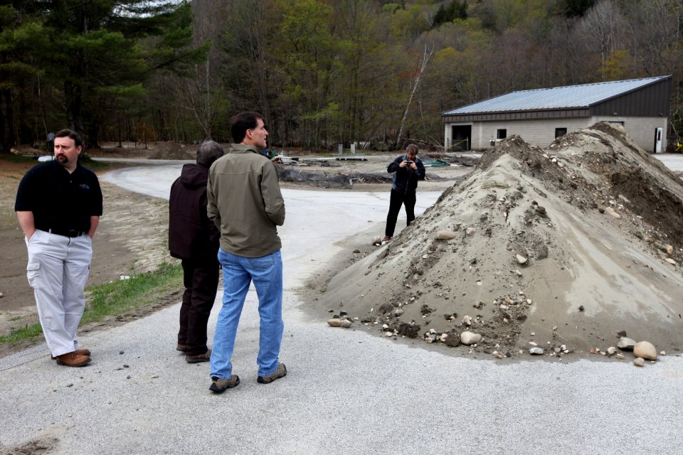 USFWS Director Dan Ashe views clean-up efforts