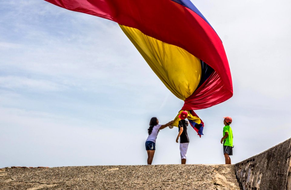 Niños y bandera colombiana