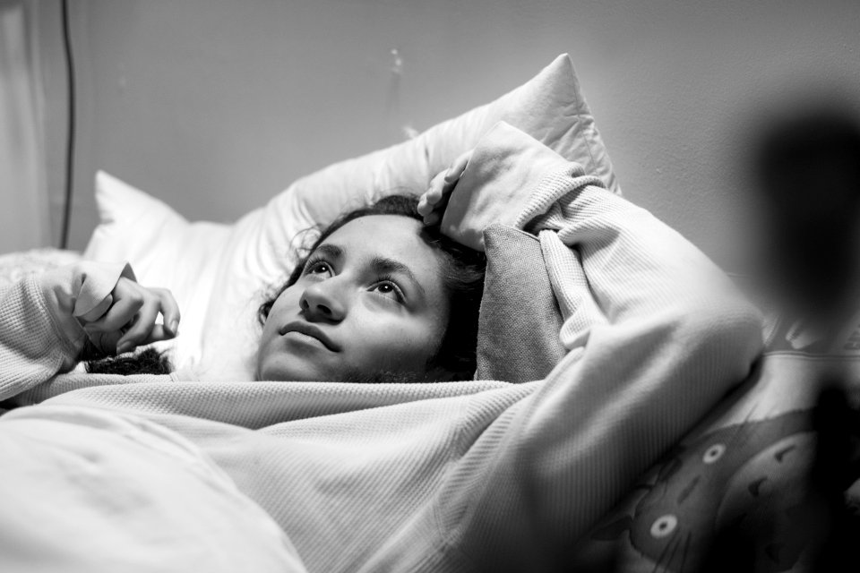 Retrato de niña en blanco y negro