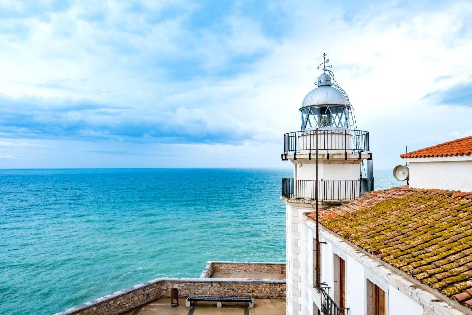 Vista del faro de Peñíscola desde el castillo.