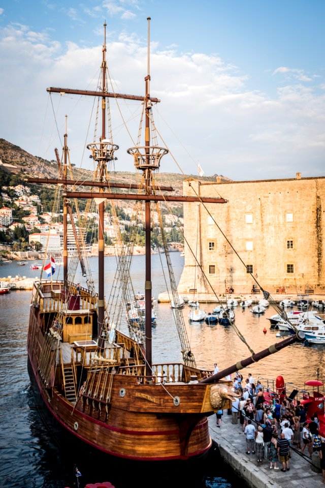 Arribo del "Karaka" al muelle de Dubrovnik