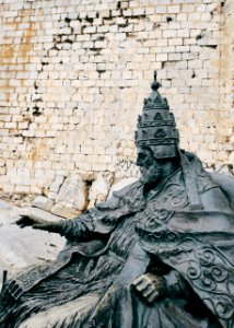 Estatua del antipapa Benedicto XIII en los muros del castillo de Peñíscola