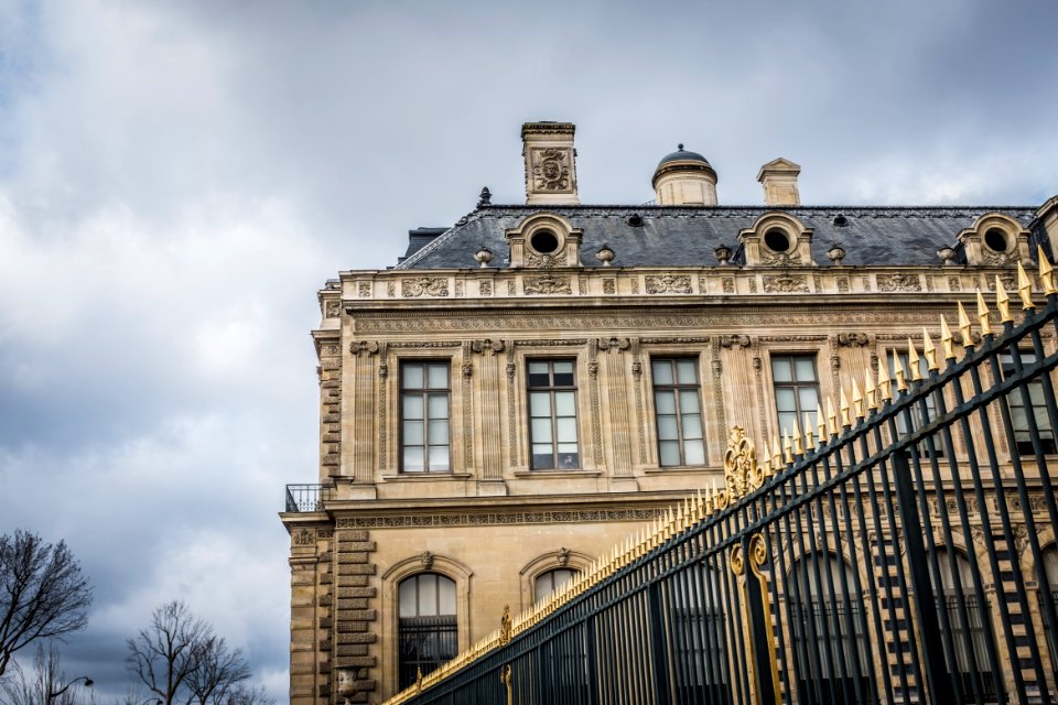 Palacio del Louvre, desde la costanera François Mitterrand